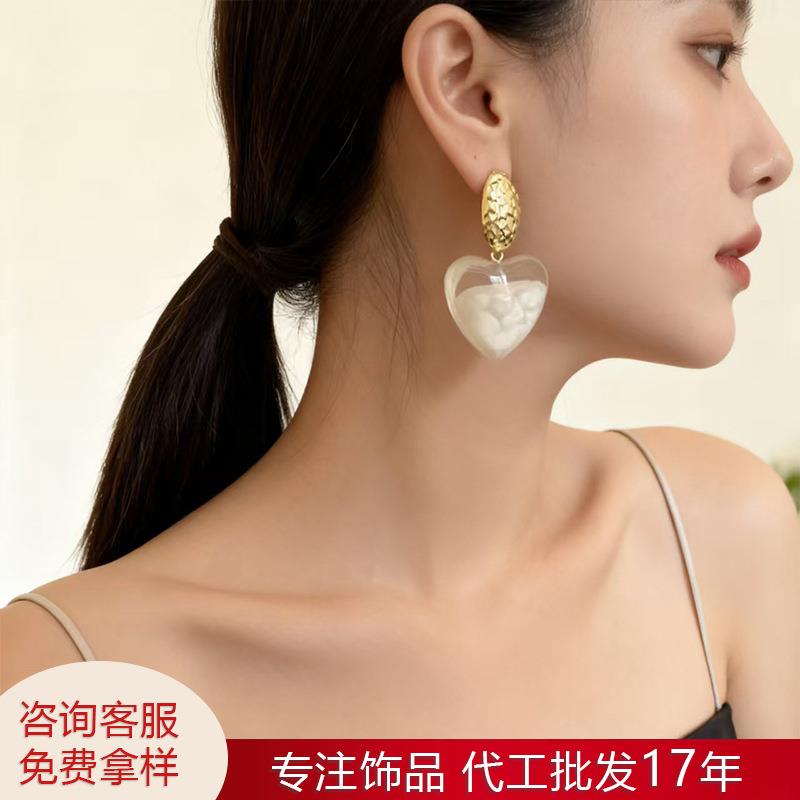 甜美气质可爱白色树脂爱心耳环小众设计甜心感个性夸张百搭耳饰