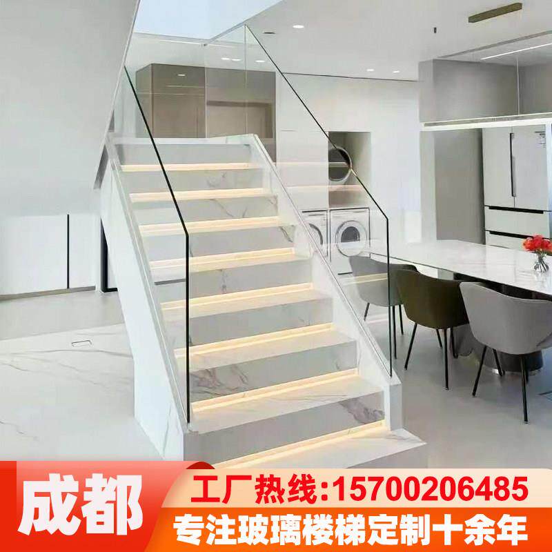 成都钢架玻璃楼梯扶手实木楼梯家用现代简约跃层别墅玻璃栏杆定制