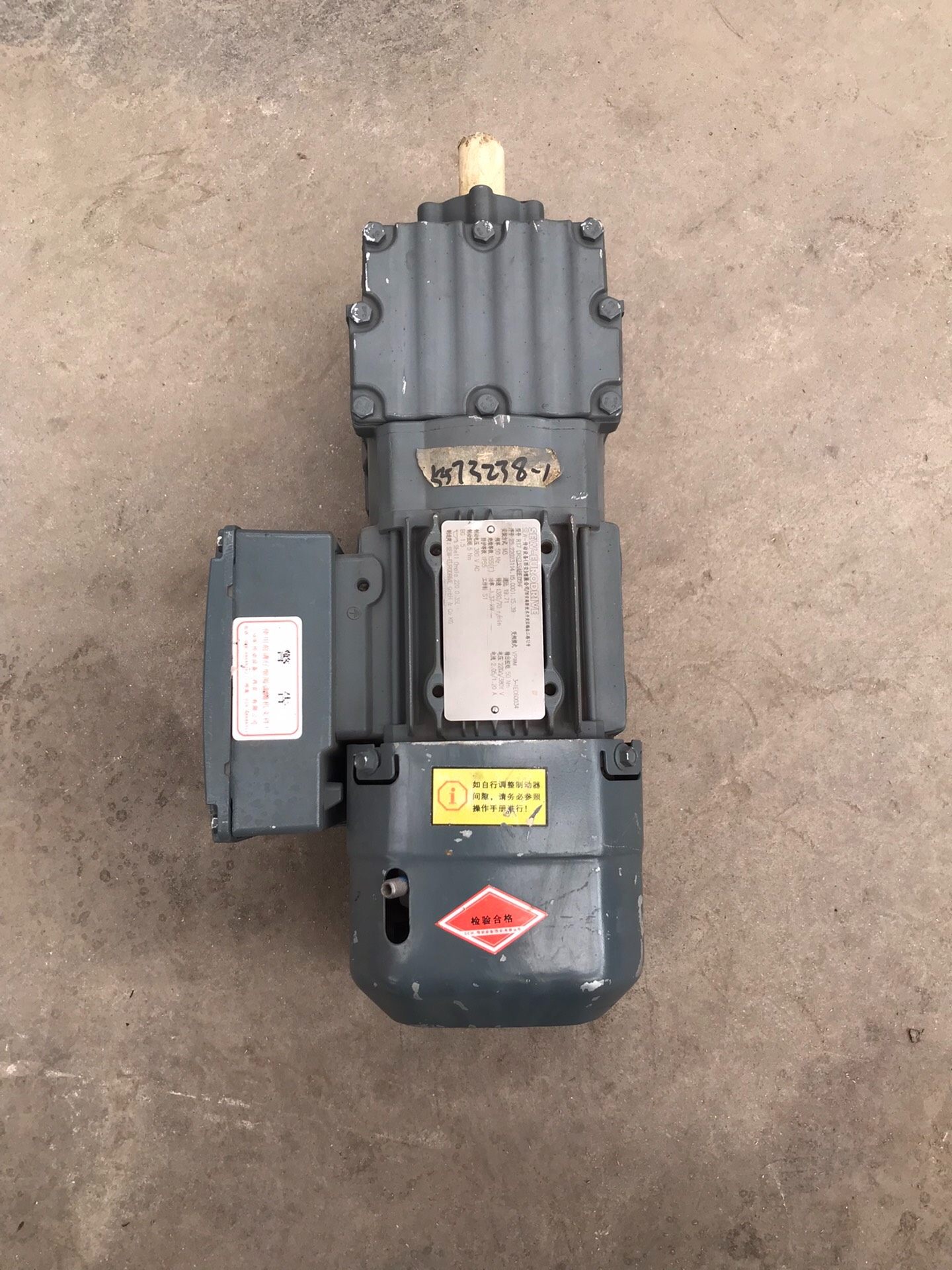 一台全新没有使用过的sew卧式制动齿轮减速机，R17 DRS