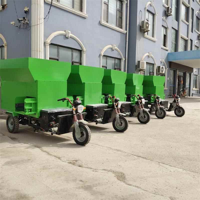 养殖柴油三轮撒料车五立方草料投料机车载式双出口喂草机
