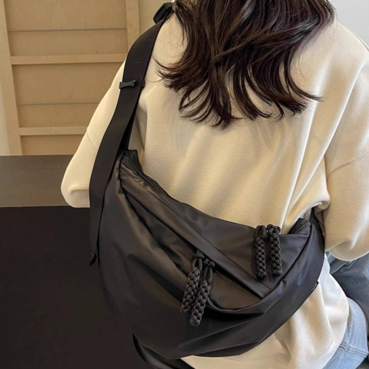 斜挎包女2025新款大容量运动骑行男生饺子挎包男男士男款包包背包