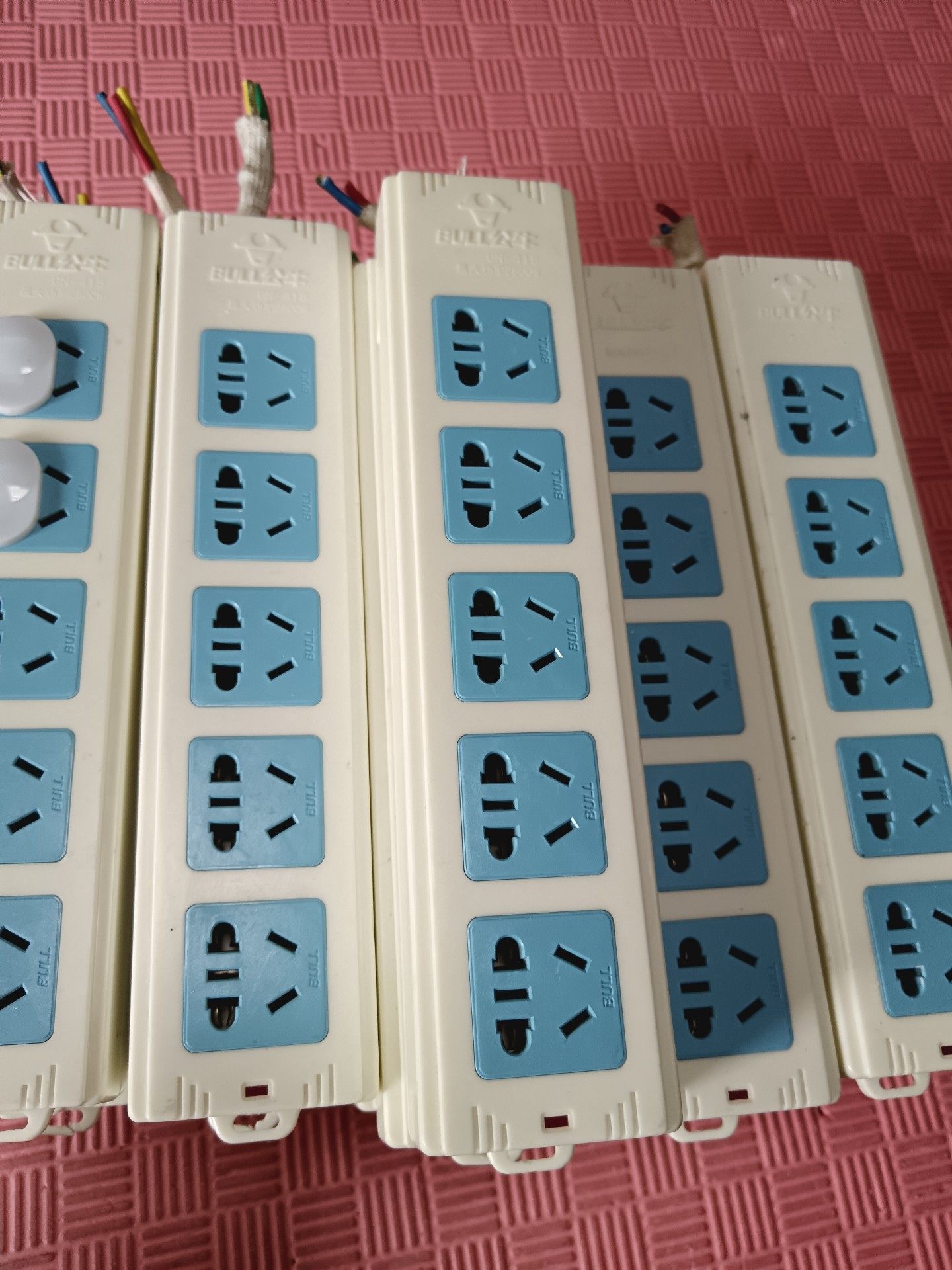 打包处理公牛插线板，公牛415k老款无线款插线板，固定孔破损