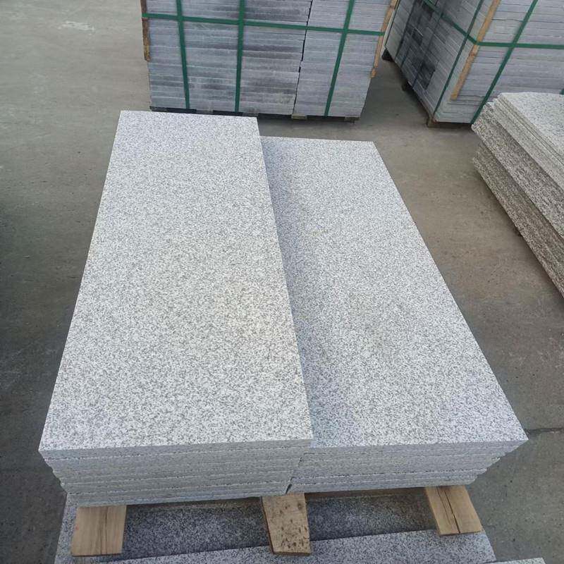 花岗岩石材芝麻白灰黑火烧板黄锈石荔枝面路沿石麻石大理石地铺砖