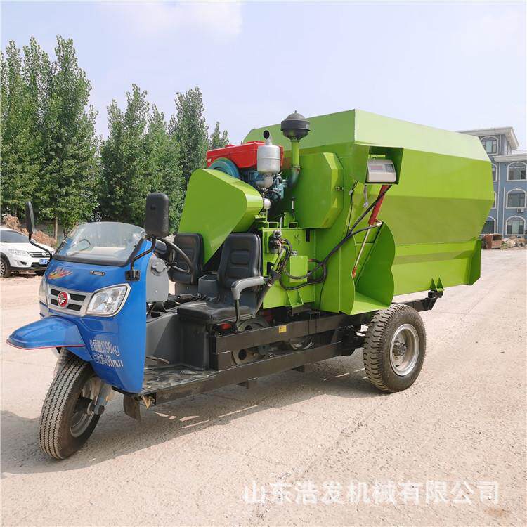 五立方轮运草布料三车tmr全日粮搅草撒一体机HNA牛羊棚抛舍饲料草