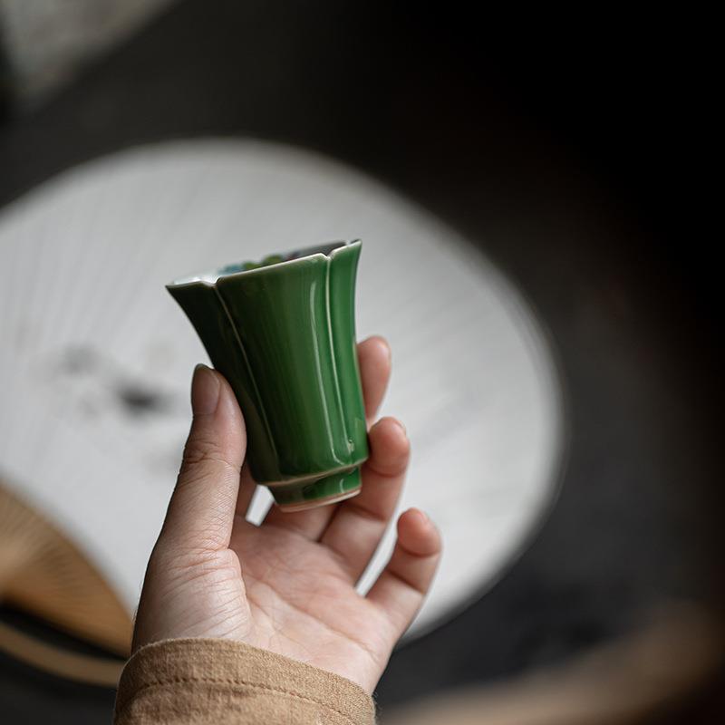 新款直销 松花绿手绘釉下彩品茗杯花口陶瓷闻香杯 绿了芭蕉文人喝