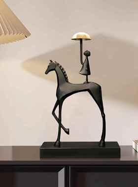 现代简约马背女孩打伞摆件轻奢酒柜书房办公桌入户玄关金属装饰品
