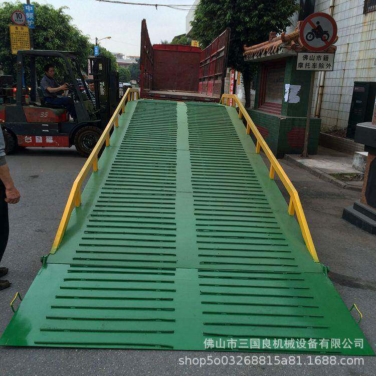 佛山登车桥厂家移动式登车桥工厂液压登车桥报价是多少