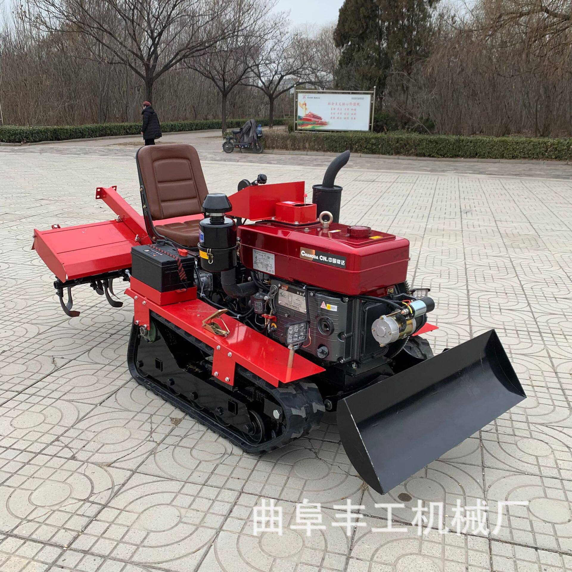 多功能履带微耕机水旱两用履带旋耕机柴油25马力田园管理机耕田机