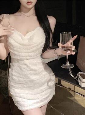 高级感法式甜辣亮片小礼服女秋季垂折领缎面珍珠吊带洋装