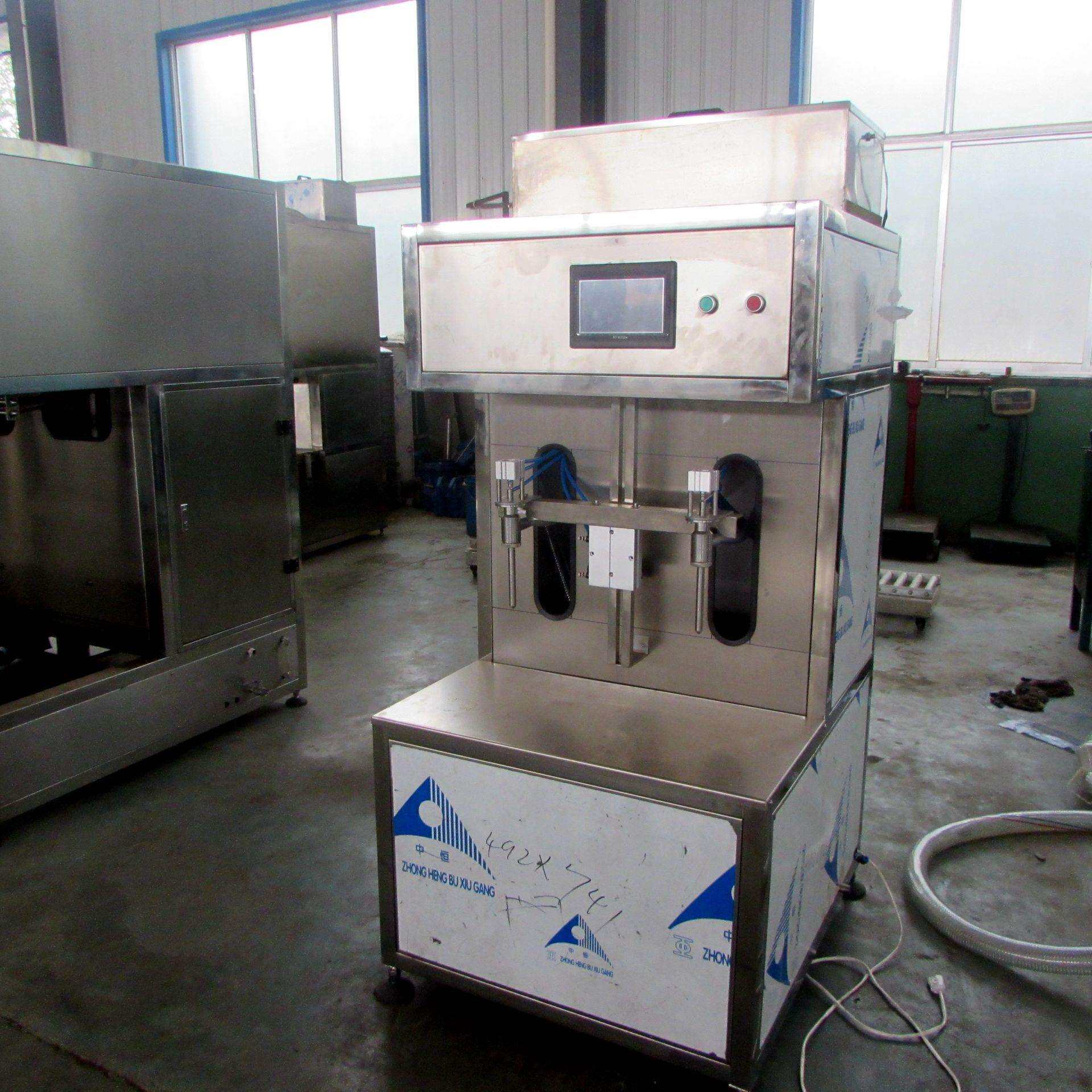 供应 双头半自动玻璃水防冻液灌装机 米酒饮料果汁灌装设备