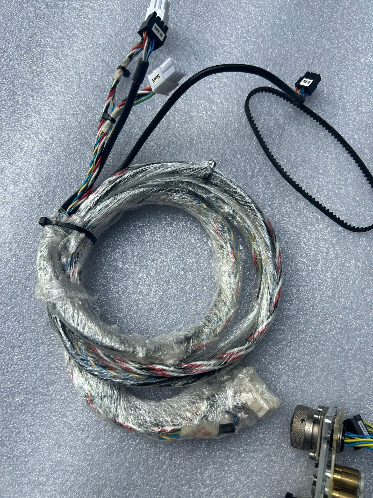 ABB机器人IRB1200四轴链接五轴线 拆机品，成色漂亮。