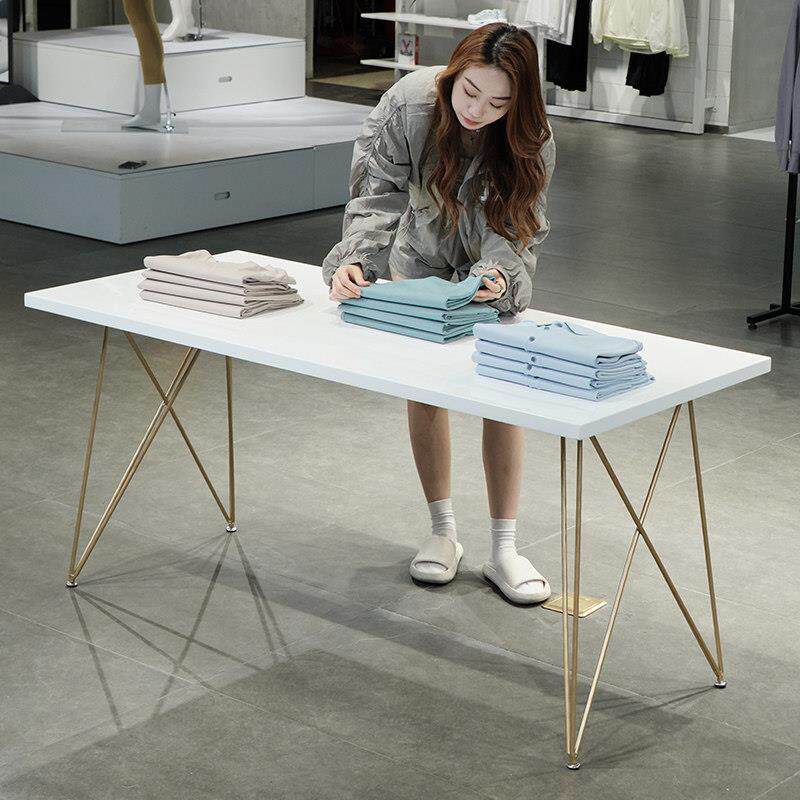 服装店桌子中间摆放白色中岛展示桌简约现代流水台女装店陈列道具