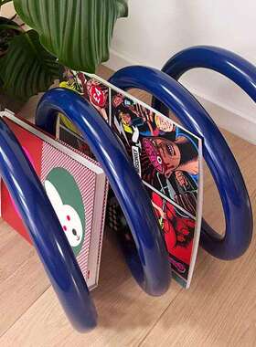 现代创意家居配饰多巴胺色家具螺旋书架金属杂志架样板间酒店装饰