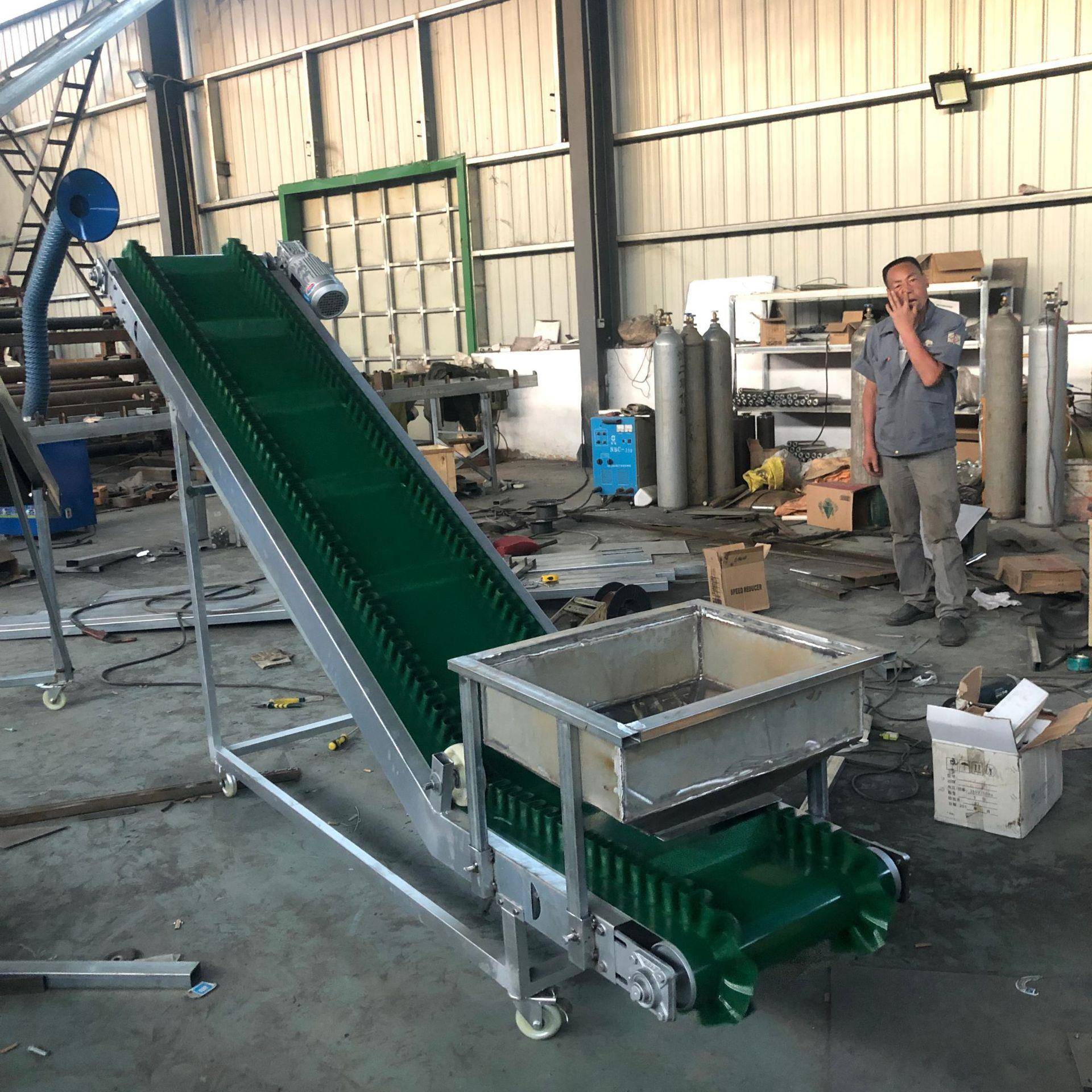 大蒜输送机农用果园农产品输送机圆形货物爬坡提升高出带式输送机