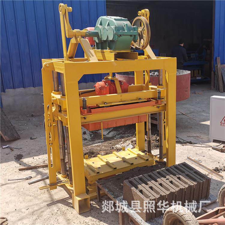 价格便宜的小型简单操作的免烧砖机混凝土砖制砖设备QT4-40