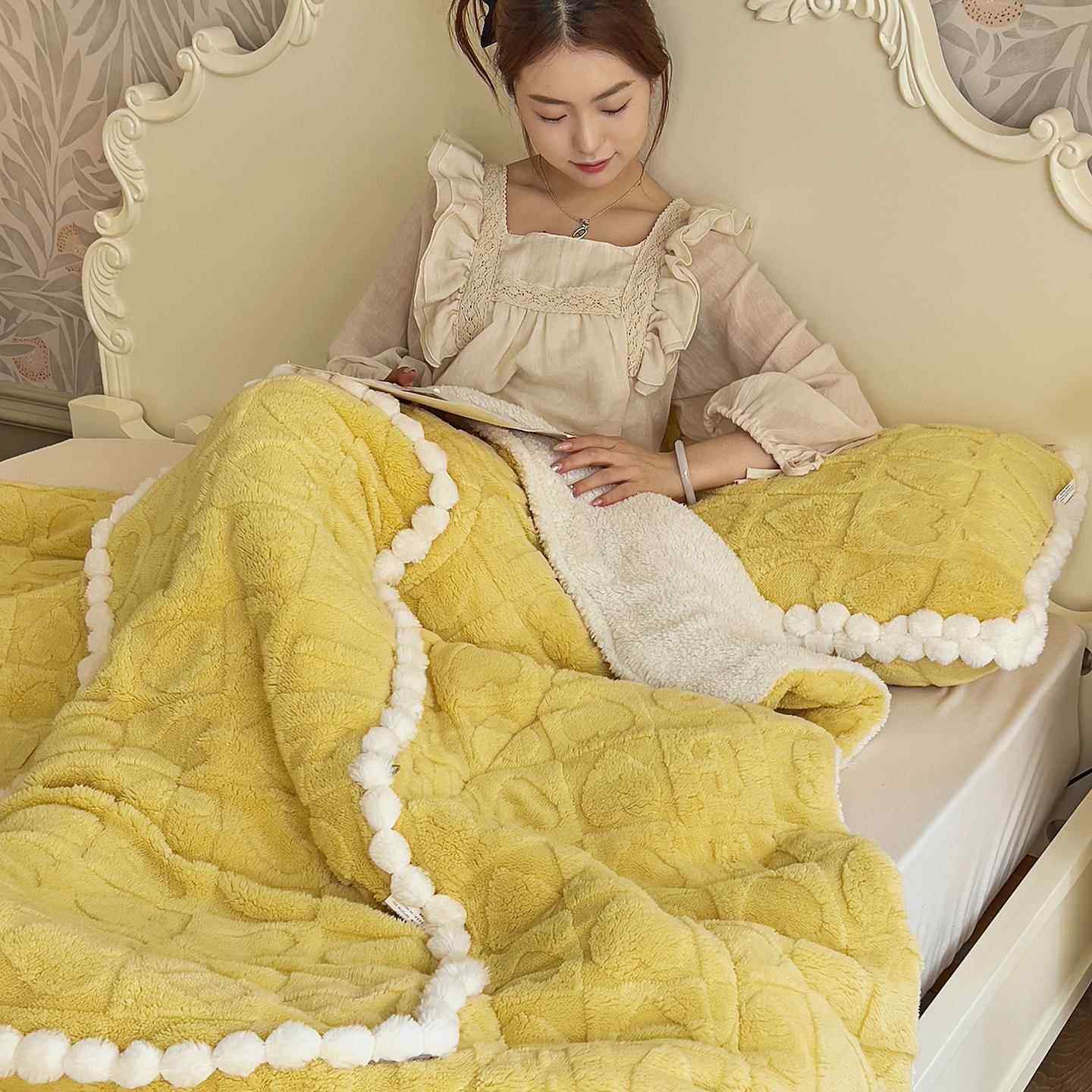 ?冬季加厚抱两枕Fh(x}x}@子用二被合一折叠车载靠垫办公室午睡毯