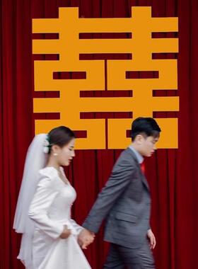 中婚礼拍订照背景区婚布置酒红布幔结金rY4CsZa4式色喜字贴农村婚