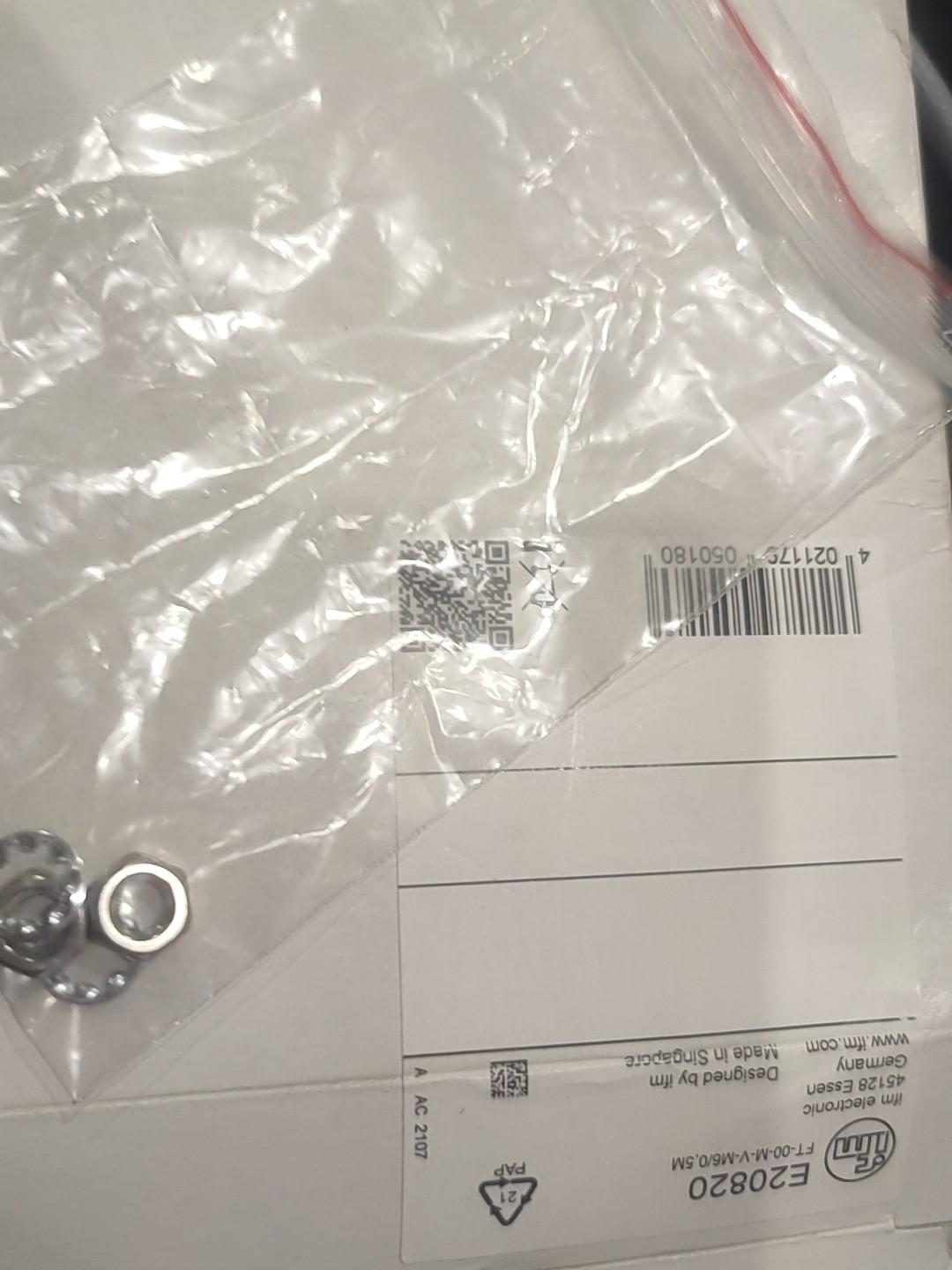 易福门传感器E20820东西原装盒子有公司库房贴的标签，介意