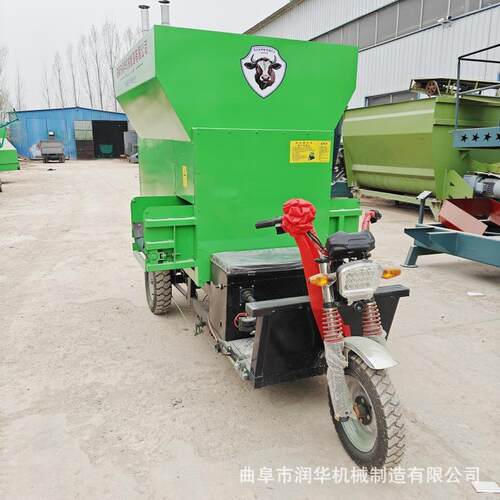 润华电动三立方撒料车牛羊饲喂双出料投喂机螺旋出料自动撒草机