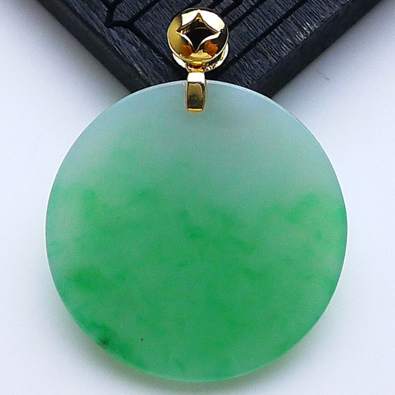 翡翠飘阳绿色无事牌吊坠女款18K金扣头A货老坑绿素面圆牌4.19g