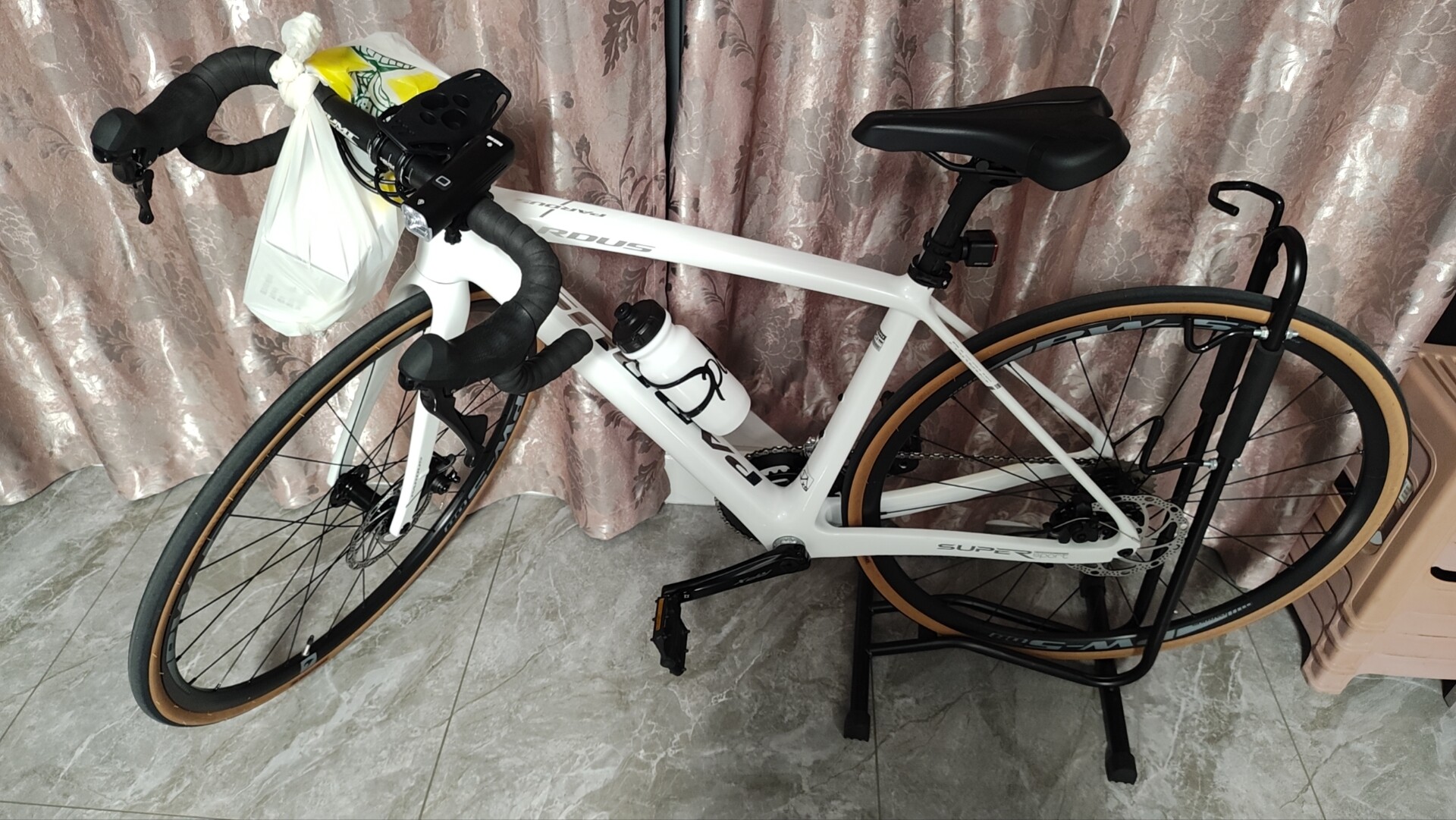 Карбоновый шоссейный велосипед PARDUS Super Sport Shimano 105 дисковые тормоза внутренняя проводка эндуранс photo review