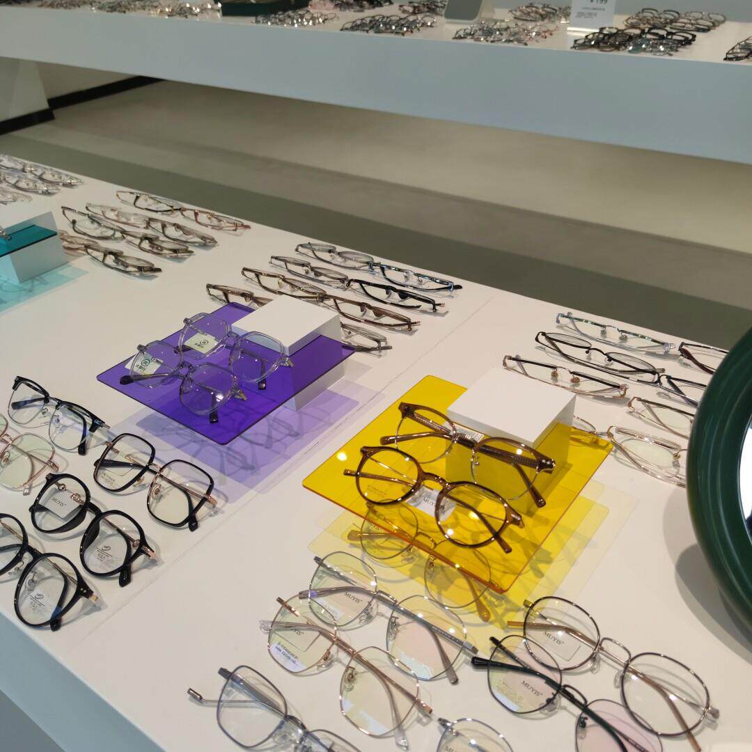 新品眼镜店展示架子放置架白色实木亚克力中岛展柜台陈列装饰道具