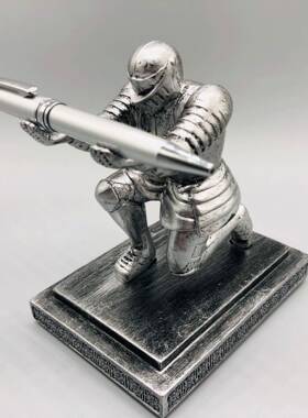 执行官骑士笔座盔甲英雄笔架文具笔托创意桌面摆件个性礼品