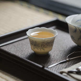 青己 釉下彩椿花 玉泥白瓷手绘青花满彩品茗杯 功夫茶具家用茶杯