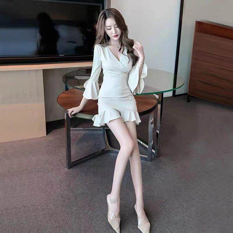 夜场女装性感打底包臀裙子2025新款修身气质女神喇叭袖领连衣裙