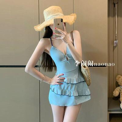 Li's playful and stunning one-piece skirt style V-neck