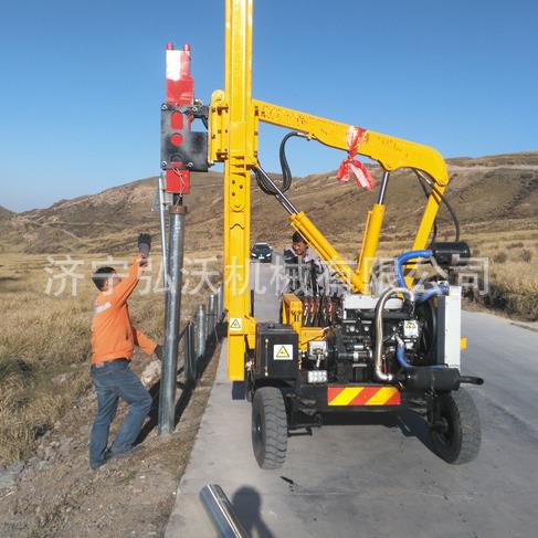 高速公路护栏打桩机 四轮打拔一体机 液压波形护栏打桩机