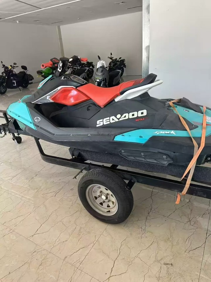 19年下水庞巴迪火花摩托艇带倒档翘头模式带拖车无手续