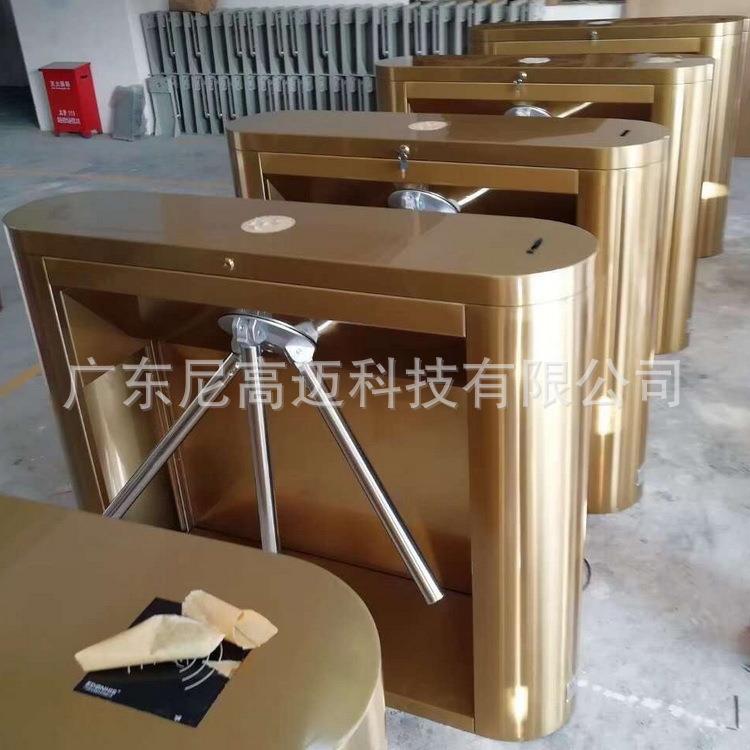 供应出口三杆转闸,外贸进出口喷塑三棍闸,配英文门禁管理系统