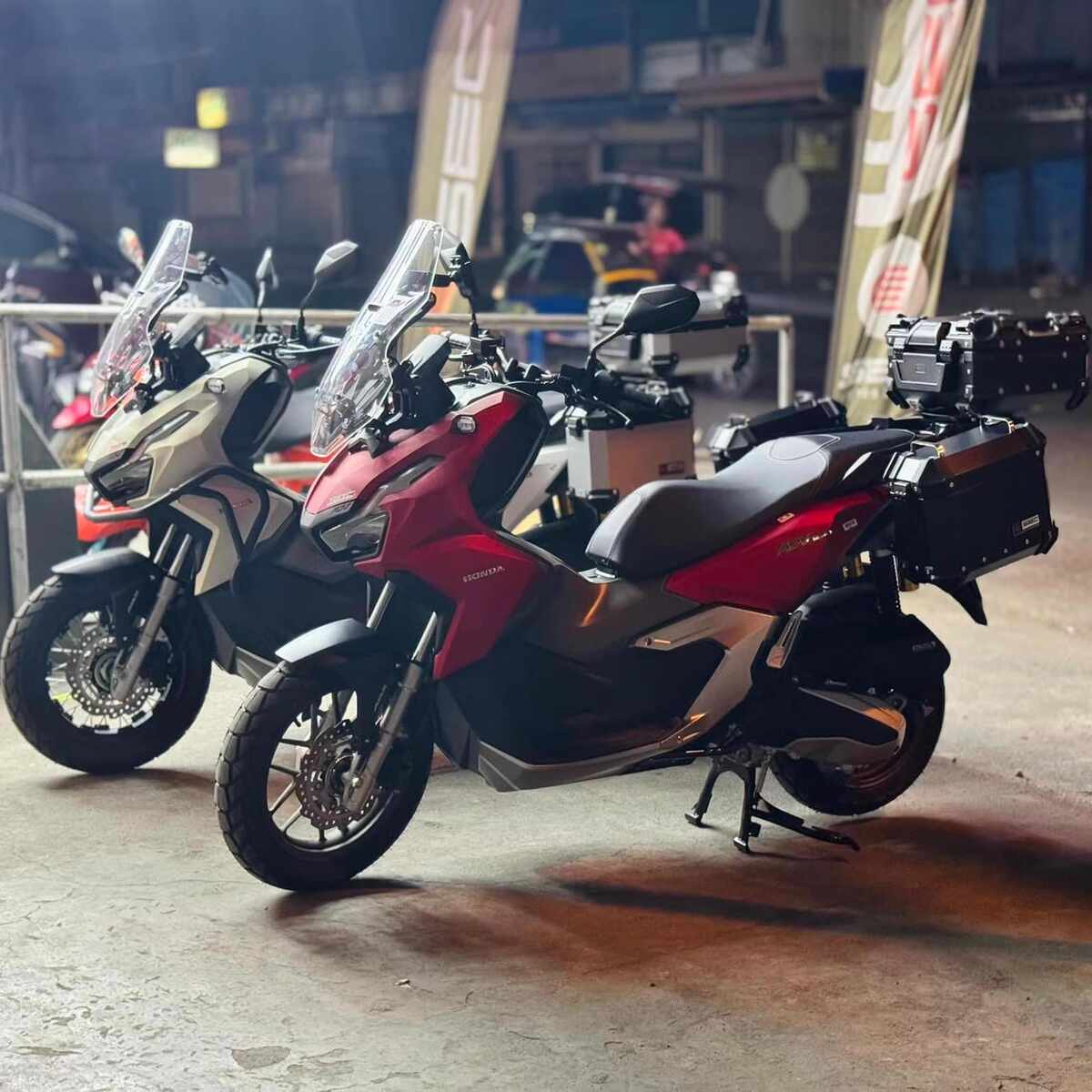 摩托车28L边箱摩托车18L电动车三箱边箱安装支架侧边箱通用两侧箱