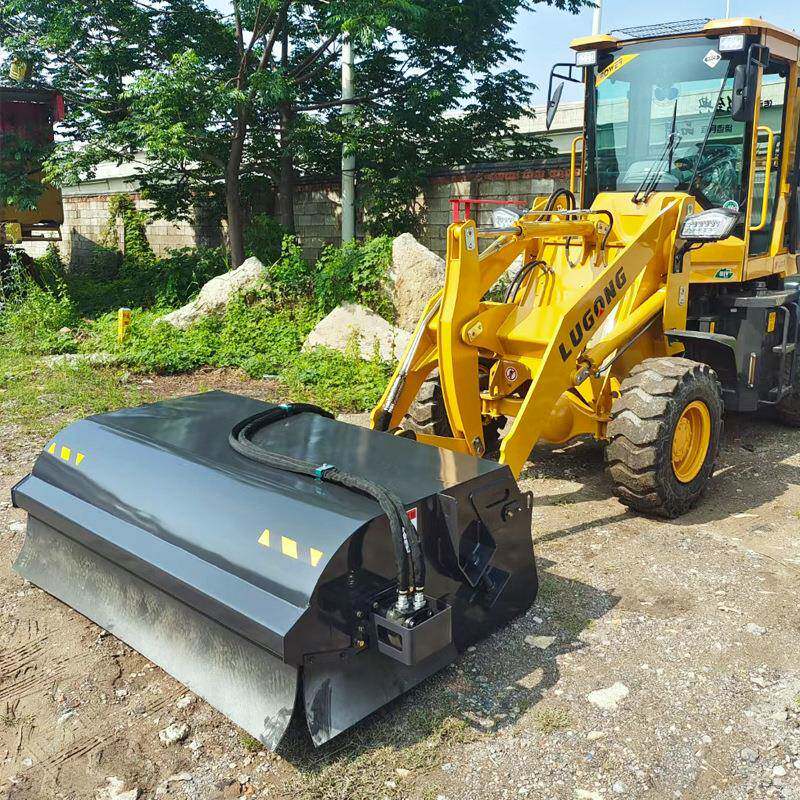 滑移装载机辅具封闭式清扫器市政道路环卫铲车改装带喷水降尘