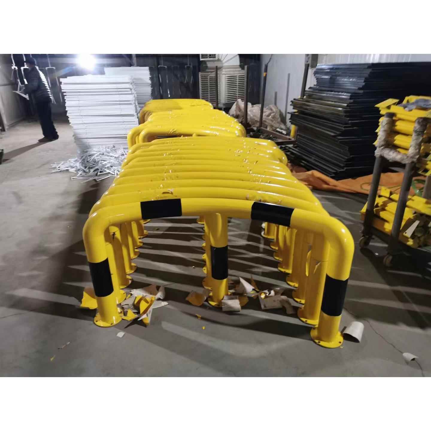 河南防撞护栏u型钢管挡车器停车位车挡M型道路防护栏杆车库厂房隔