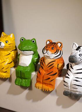 “好工作”坐电脑屏幕，手工木雕饰品，可爱创意书架装饰礼品