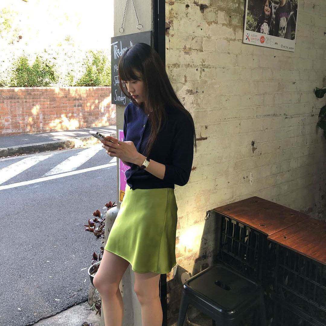 重磅进口三醋酸短裙 果绿缎面光泽感松紧腰斜裁A字鱼尾迷你裙度假