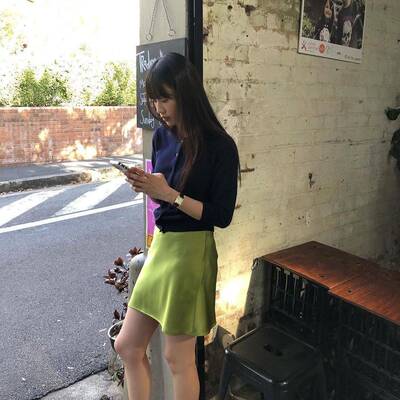 重磅进口三醋酸短裙 果绿缎面光泽感松紧腰斜裁A字鱼尾迷你裙度假