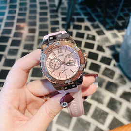 美国guess女表w1053l3粉色，镶钻硅胶表带，时尚石英手表