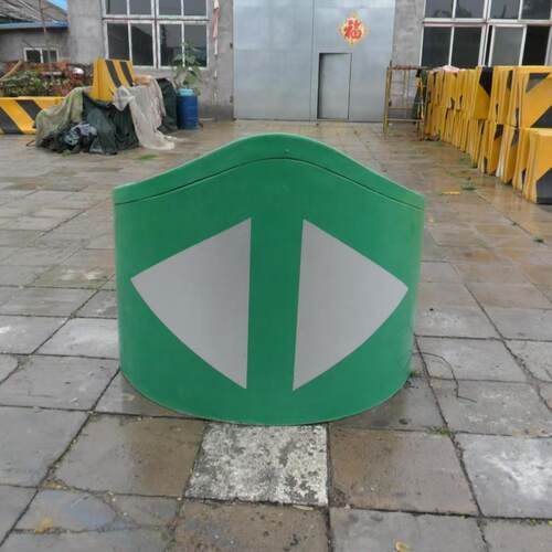 高速公路塑料防撞桶厂家直接销售吹塑水马防撞分流桶反光隔离桶