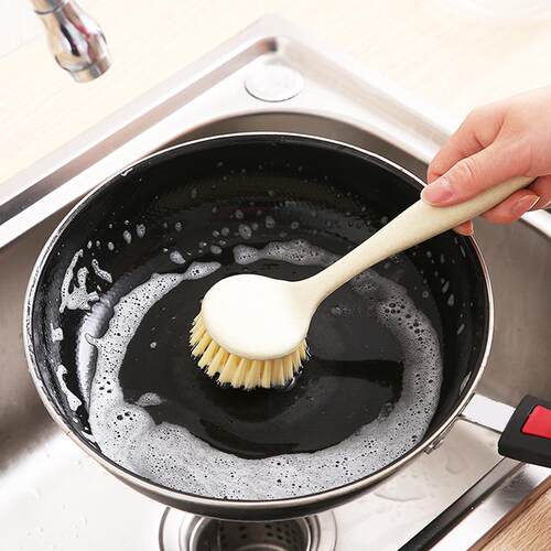 Long-handled pot brush with hanging feature, suitable for ki