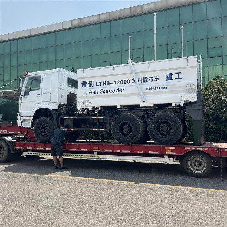 工程灰料撒布车出灰均匀多功能撒灰车消解石灰铺灰机