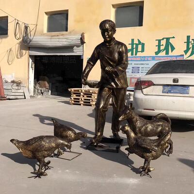广场人物雕塑传统老人喂鸡民俗风情步行街道摆件景观铸铜民俗雕塑