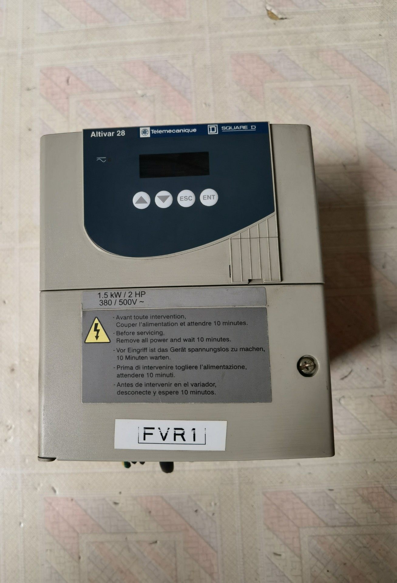 施耐德变频器1.5KW，三相380V型号：ATV28HU29