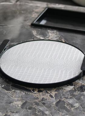 板间轻奢皮革金圆形托盘极简属艺术样手提收纳盘书房家居饰TBA品