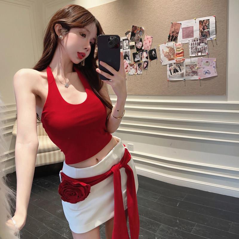 红色无袖挂脖式短款辣妹小背心+高腰包臀拆卸花朵腰带半身裙套装