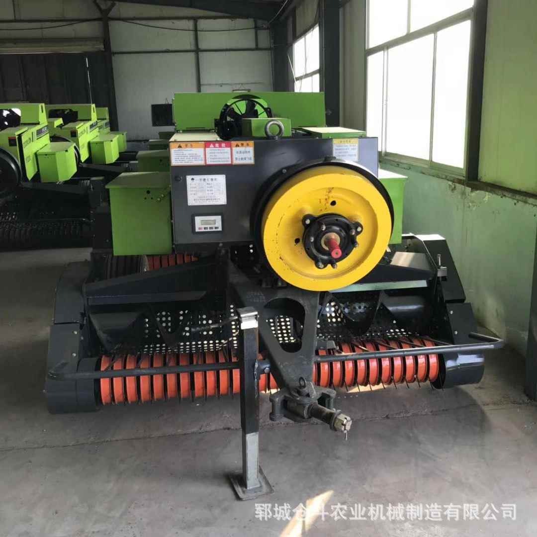 四轮拖拉机带农用拾草机圆捆机小型玉米秸秆粉碎捡拾打捆机