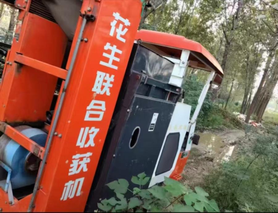 11月28日漯河19年花生收获机，正在干活的车，发动机干净，不漏油。网络拍卖公告
