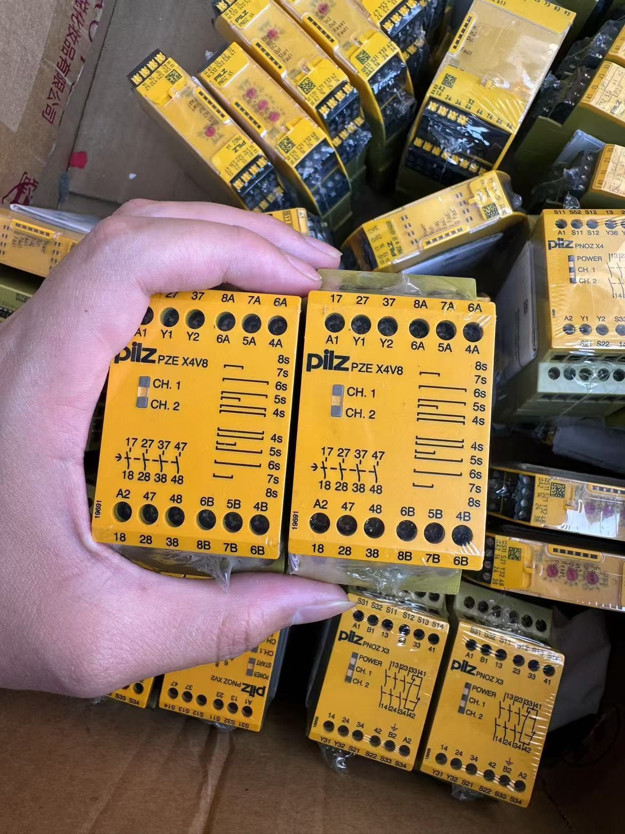 全新pilz皮尔兹安全续电器 X4V8  774584 议价